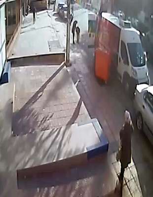 Eşinin yanından geçen kişiyi bıçakladı