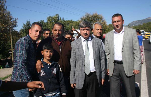 Köyceğiz'de mahalleli karayolunu ulaşıma kapattı (2)