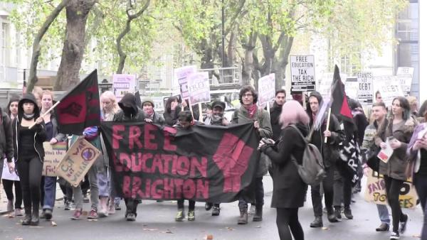 Londra'da okul harçları protestosu