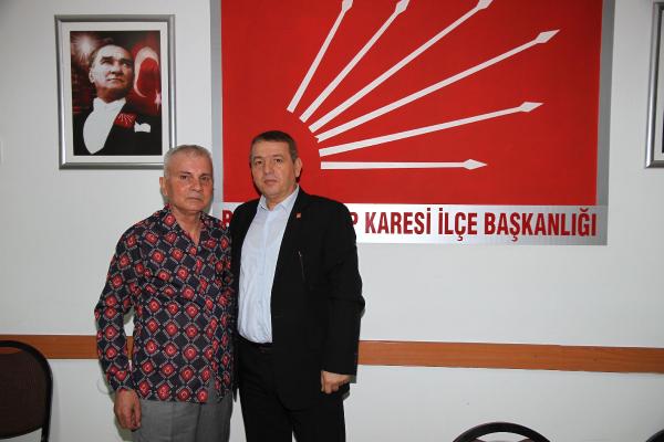 Ecevit'i, üzerinde adı yazan gömlekle andı