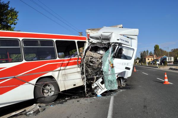 Kayseri'de TIR, belediye otobüsüne çarptı: 2 ölü, 10 yaralı