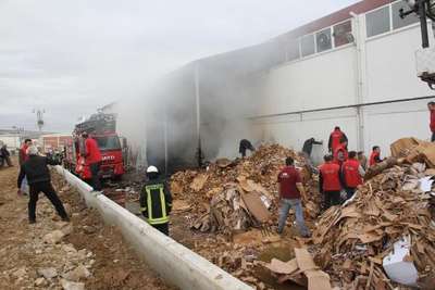 Karton kutu fabrikasında çıkan yangın korkuttu