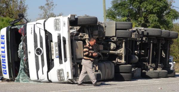 Kömür tozu yüklü TIR devrildi, 2 yaralı