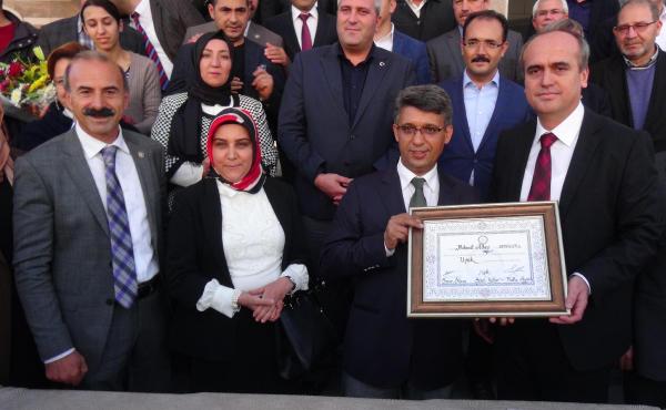AK Parti'nin Uşak milletvekilleri mazbatalarını aldı