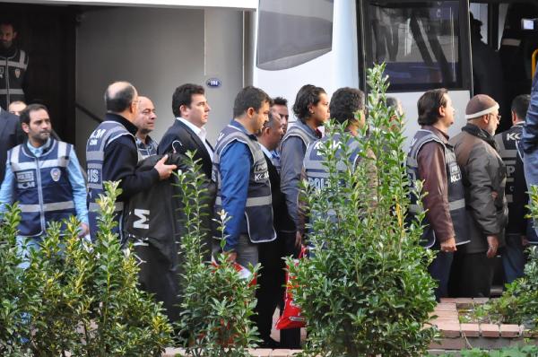 İzmir'de FETÖ operasyonunda 35 polis ve bürokrat adliyede