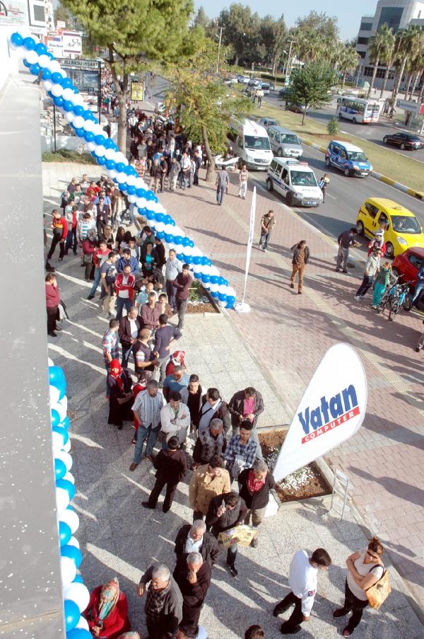 Teknoloji mağazası açılışında izdiham