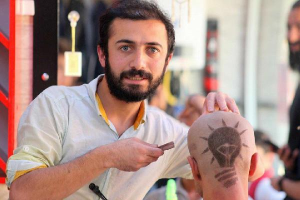 Ak Parti'nin 'ampul' amblemini kafasına saç modeli olarak yaptırdı