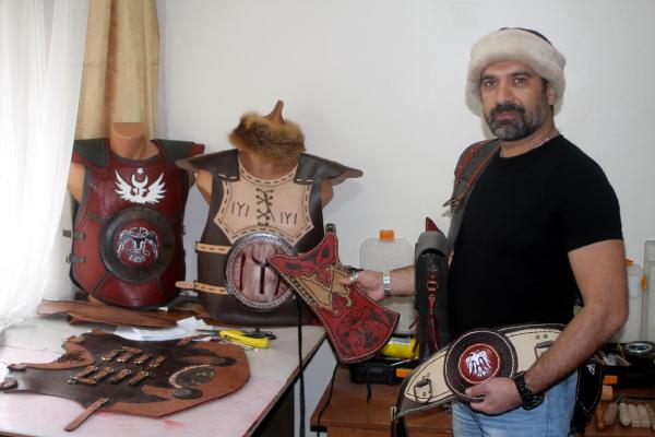 Türk boylarına ait savaş kıyafetleri ve aletleri yapıyor