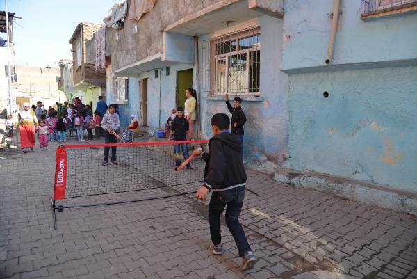 Sokağa çıkma yasağının kaldırıldığı Sur'daki çocuklar için spor şenliği