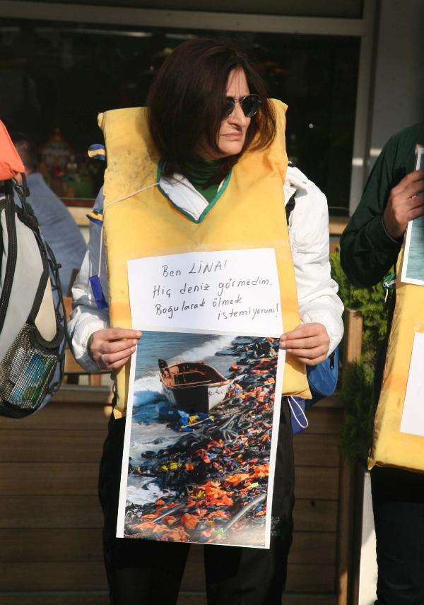 Mülteci ölümlerine can yelekli protesto