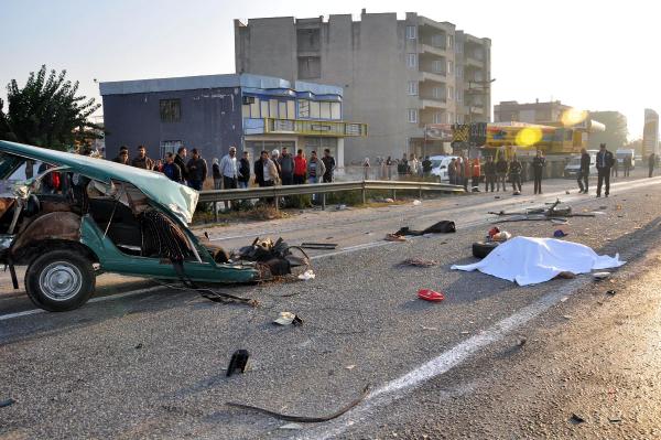 Öğrenci servisi otomobille çarpıştı: 2 ölü, 9 yaralı