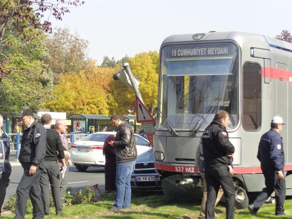 Otomobil, tramvayla tabela arasına sıkıştı