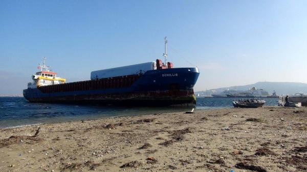 Çanakkale Boğazı'nda yük gemisi karaya oturdu (2)