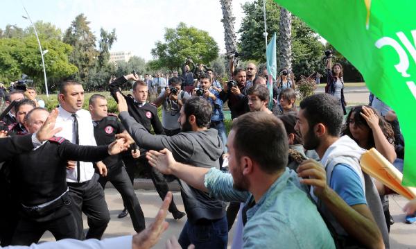 Polisten kaçan kız öğrenci süs havuzuna girdi
