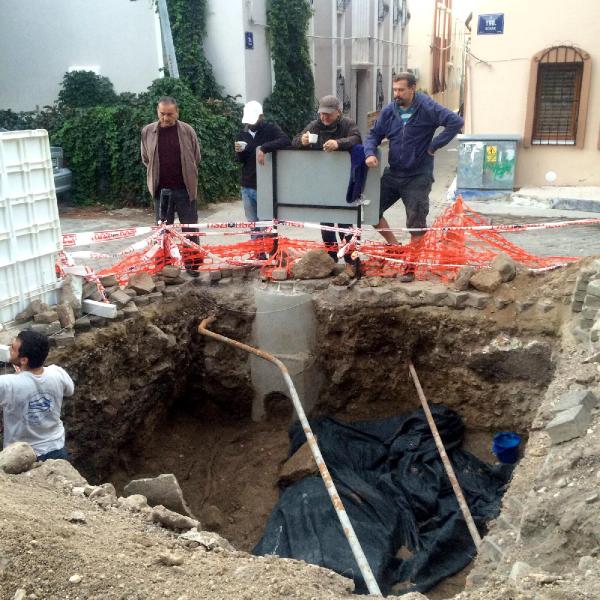 Foça'da kanalizasyon kazısında 2 bin 100 yıllık mezarlar bulundu
