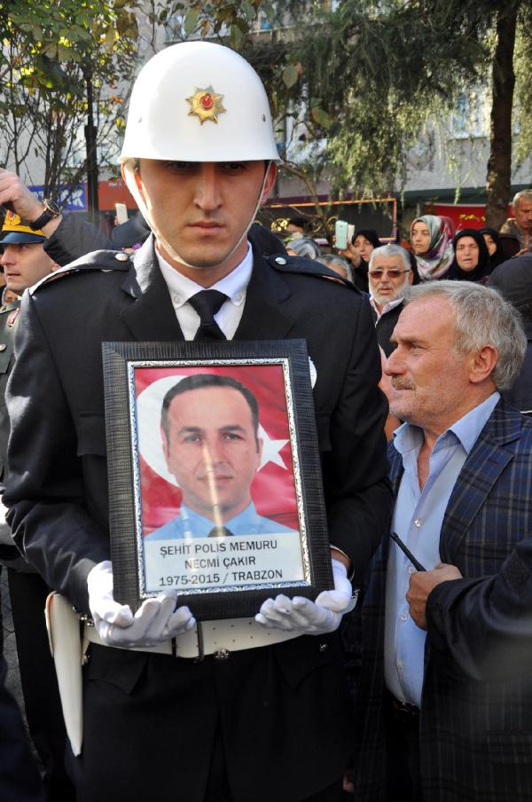Şehit polis Necmi Çakır Trabzon'da son yolculuğuna uğurlandı