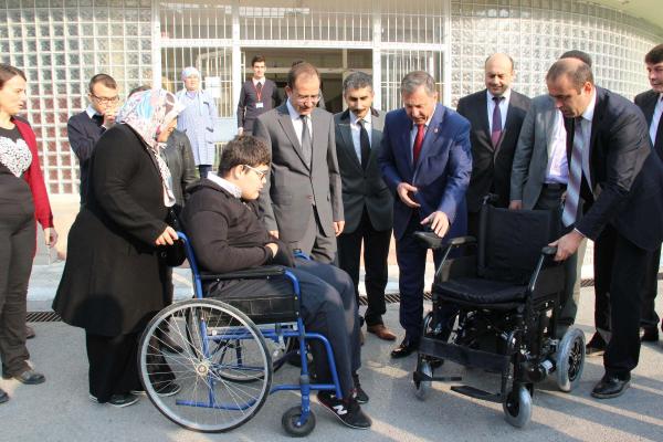 AK Parti Özdağ'dan engelli öğrenciye akülü araç
