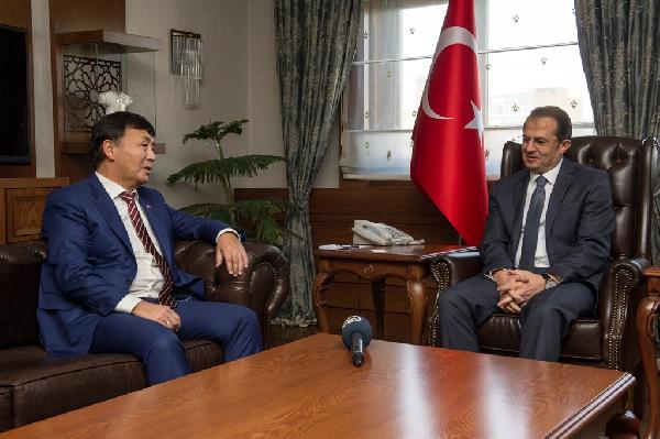 Kırgızistan Büyükelçisi Dzhunusov, Van Valiliği'ni ziyaret etti