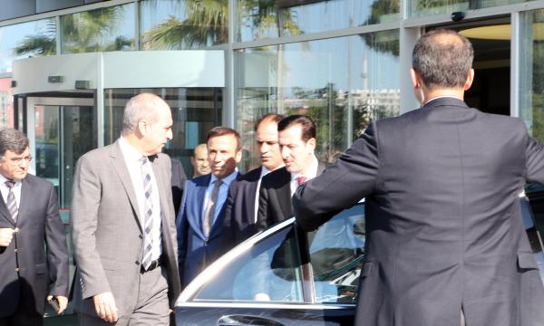 Kırmızı ışıkta otomobile kamyon çarptı: 1 ölü, 2 yaralı (2)