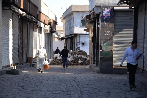 Diyarbakır'da polisin hendek kapatma operasyonunda çatışma çıktı