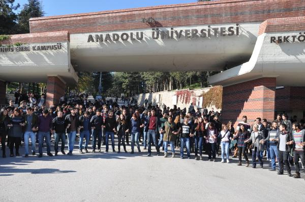 Eskişehir'deki YÖK protestosunda Ankara'da yarım kalan halay tamamlandı