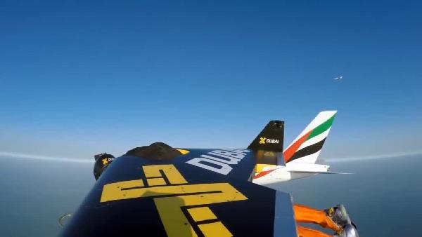 Jet Adamlar yolcu uçağıyla yan yana uçtu