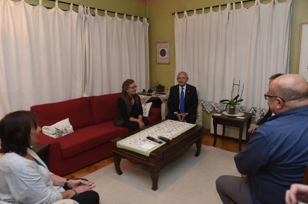 Kılıçdaroğlu'ndan Şair Gülten Akın'ın kızı Bora'ya taziye ziyareti