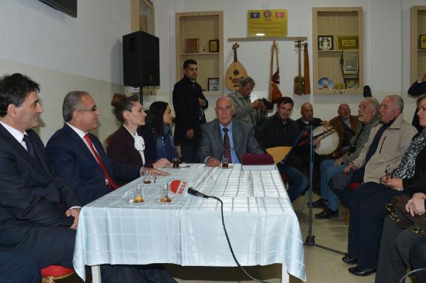 Bakan Yalçın Topçu, Prizren'de türkülere eşlik etti..