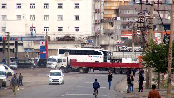 PKK'lı gruplar Cizre'de kestikleri yolları araçlardan barikatlar oluşturarak kapattı