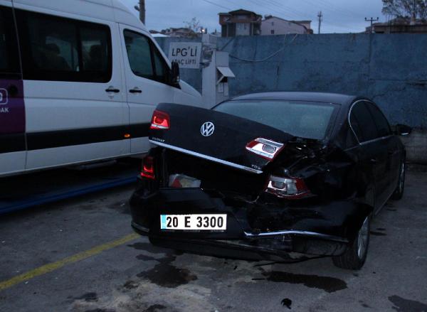 Çaldığı minibüsle savcının otomobiline çarpınca yakalandı