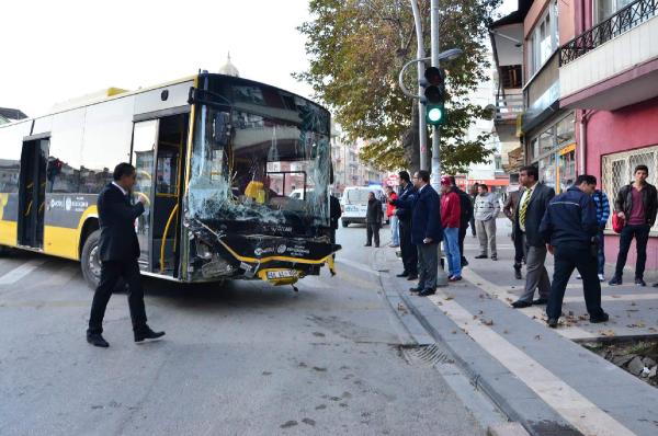 Belediye otobüsü şoförü kalp krizi geçirince facianın eşiğinden dönüldü