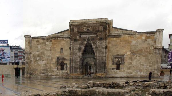Tarihi medresenin boşaltılmasına esnaf tepkisi