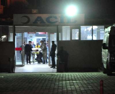 Sınırda kaçakçılara atacağı gaz bombası elinde patlayan subay yaralandı