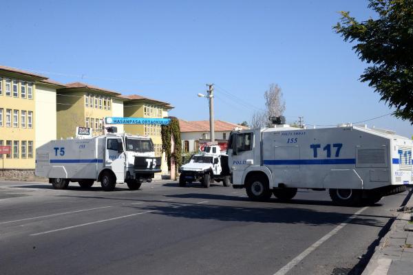 Diyarbakır'ın merkez Sur İlçesi'ndeki çatışmalarda 1 kişi öldü (2)