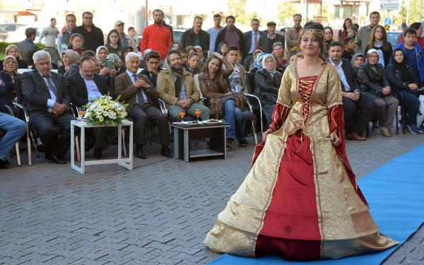 Çizgi film karekterli kıyafetlerle sokak defilesi