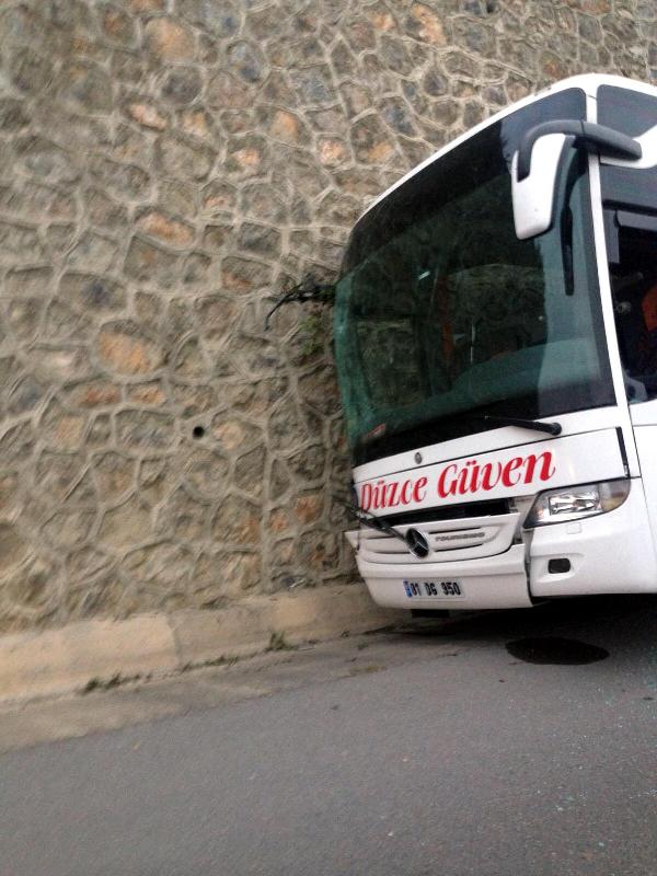 İstinat duvarına çarpan otobüsün sürücüsü öldü, muavin yaralandı