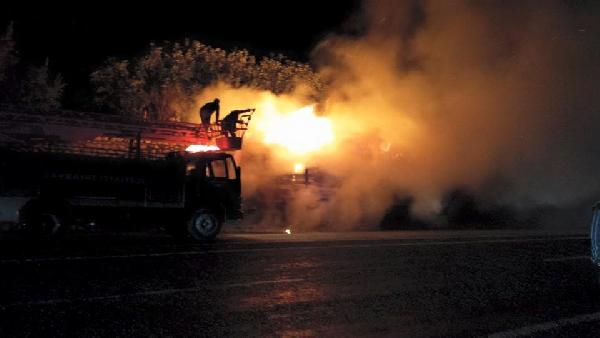 Pamuk yüklü TIR, trafikte seyir halindeyken alev alıp yandı