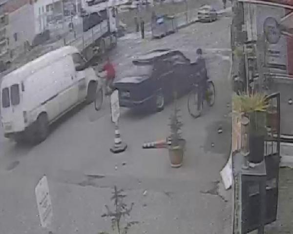 Önündeki TIR'ı sollamak isterken yaya geçidinden geçen kadına çarptı