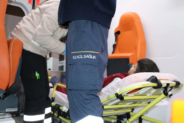 Otomobil ile hafif ticari araç çarpıştı: 3 yaralı