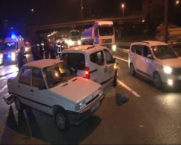 TEM'de yanan araç zincirleme kazaya neden oldu: 3 yaralı