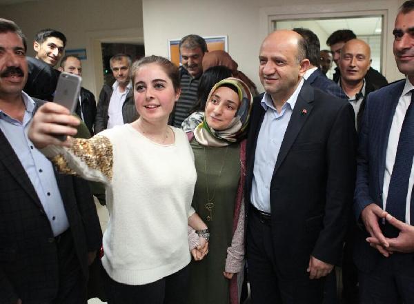 Bakan Işık'ın ilçe teşkilatı ziyaretinde selfie çekimi