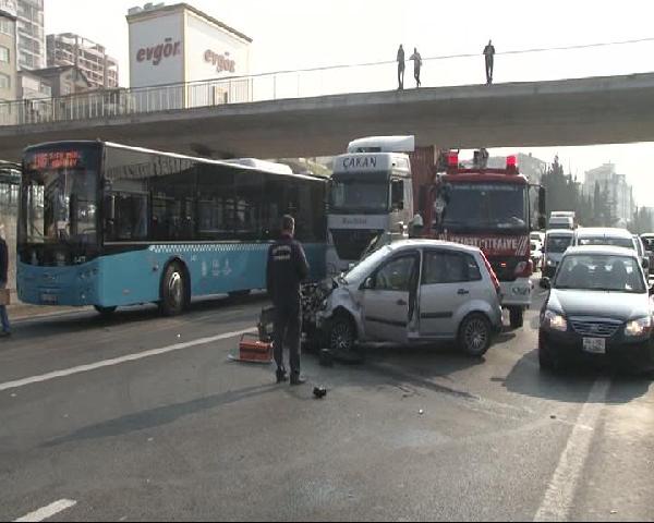Otomobil, halk otobüsüne çarptı: 1 yaralı