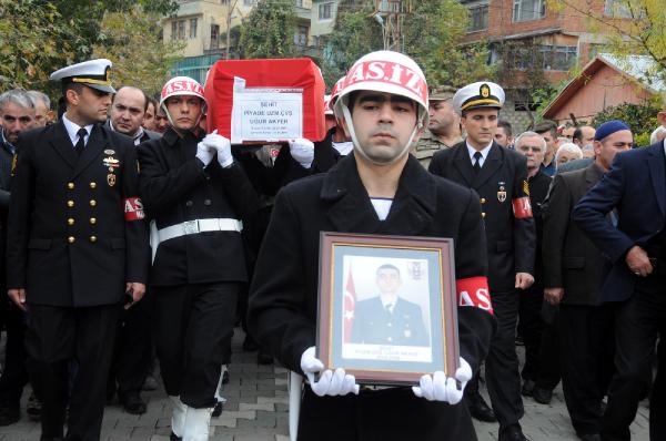 Şehit uzman çavuş Uğur Akyer'i, Bartın'da 10 bin kişi uğurladı