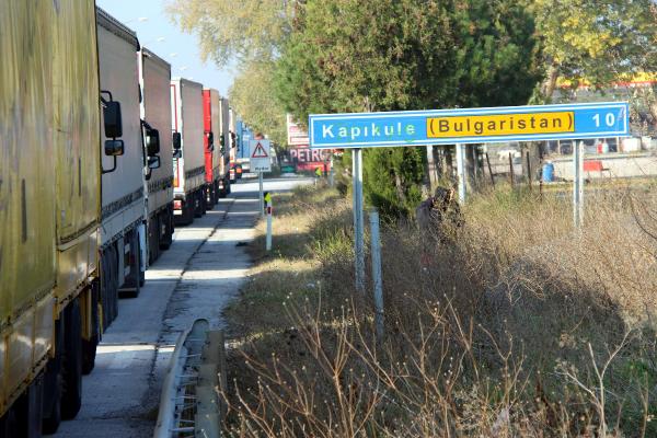 Kapıkule’de 12 kilometre TIR kuyruğu