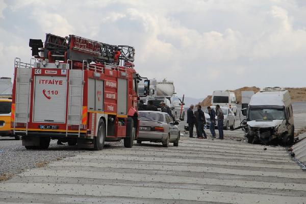 Başkale'de kaçakları taşıyan minibüs kaza yaptı, 24 yaralı