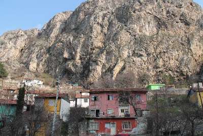 Dağda mahsur kalan keçiler, itfaiye tarafından kurtarıldı