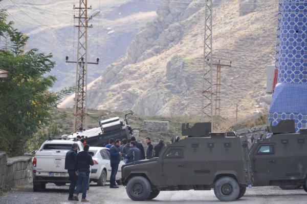 Hakkari'de zırhlı polis aracı duvara çarpıp yan yattı