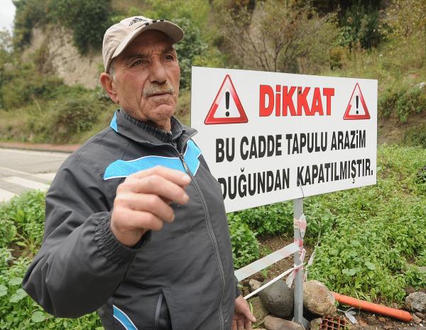 Daha önce 3 şeridini kapattığı yolu tamamen trafiğe kapattı