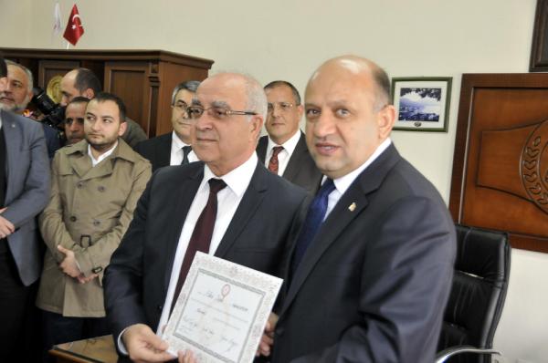 Bakan Fikri Işık, mazbatasını aldı