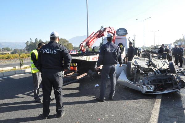Otomobille kamyonet çarpıştı: 3 yaralı